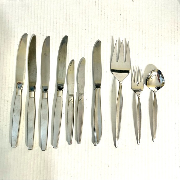 Miscellaneous Lot of 10 Pieces Stainless Flatware  Butter Knives Serving - Picture 1 of 3